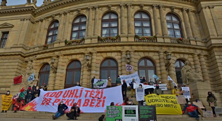 “Pane premiére, nebuďte zbabělec a chraňte klima,” žádali lidé před ministerstvy